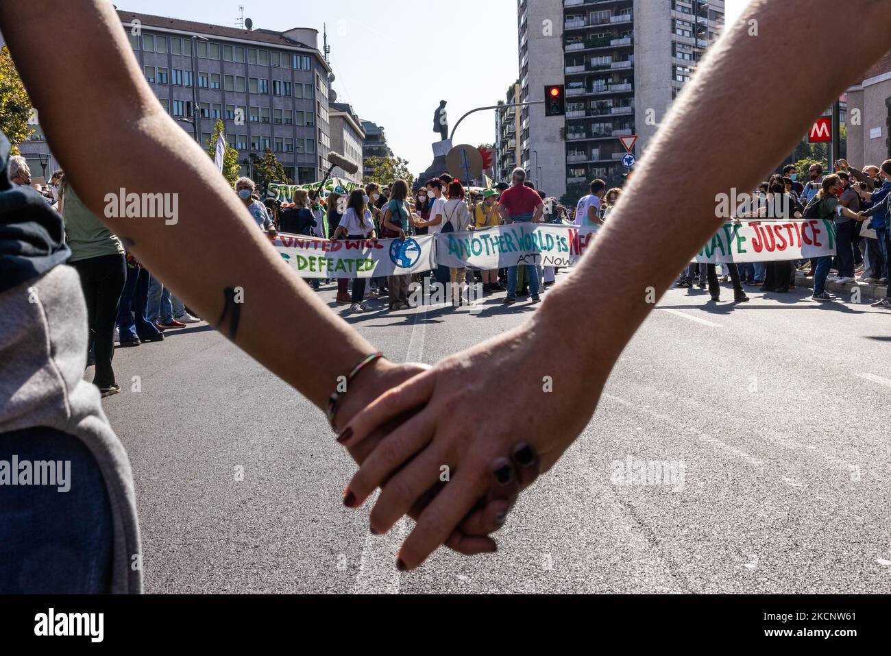 01/10/2021 Milano, Italia manifestanti del venerdì per il futuro durante lo sciopero sul clima che si è tenuto a Milano. L'evento si è svolto durante l'evento Pre-COP di Milano, dove i gruppi di lavoro tematici hanno parlato e discusso con i ministri in occasione della conferenza ONU sui cambiamenti climatici COP26 che si è tenuta a Glasgow lo scorso novembre. (Foto di Mauro Ujetto/NurPhoto) Foto Stock