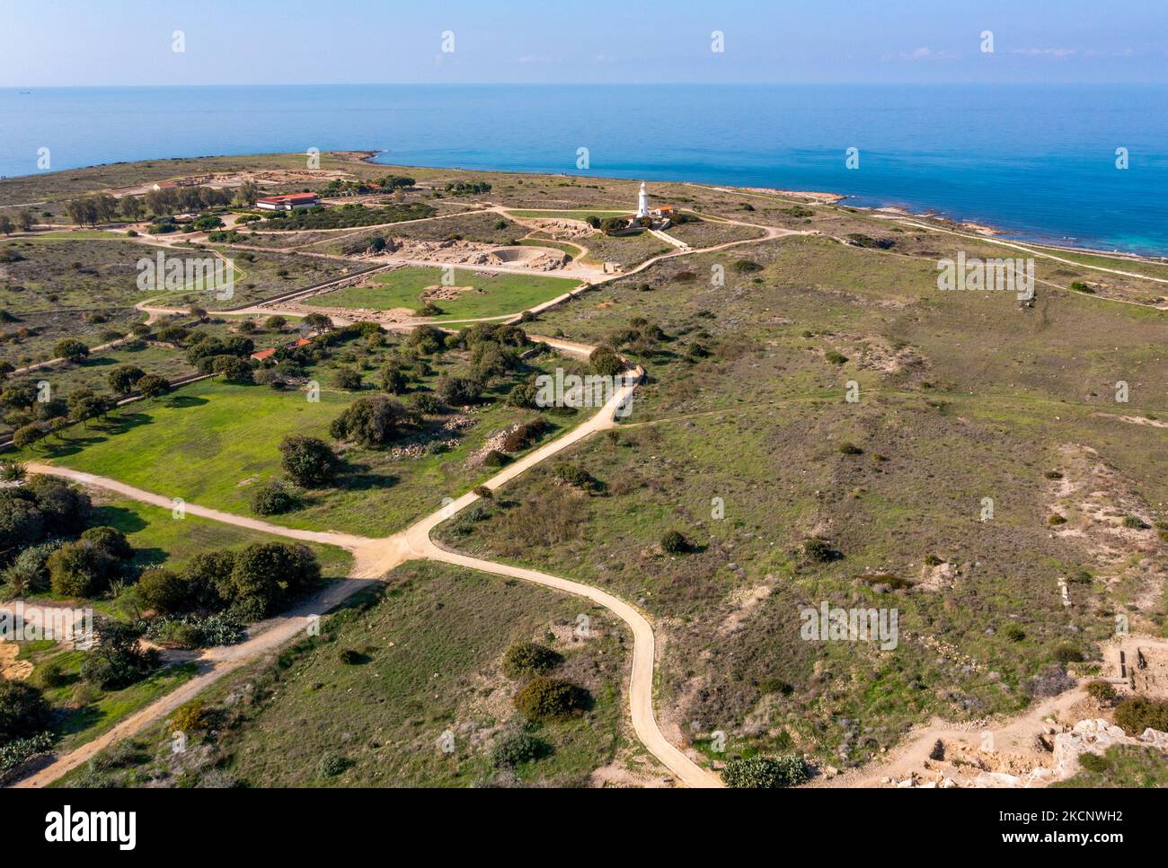 Veduta aerea di Neo Pafos, del Parco Archeologico e del Faro di Pafos. Pafos, Cipro Foto Stock