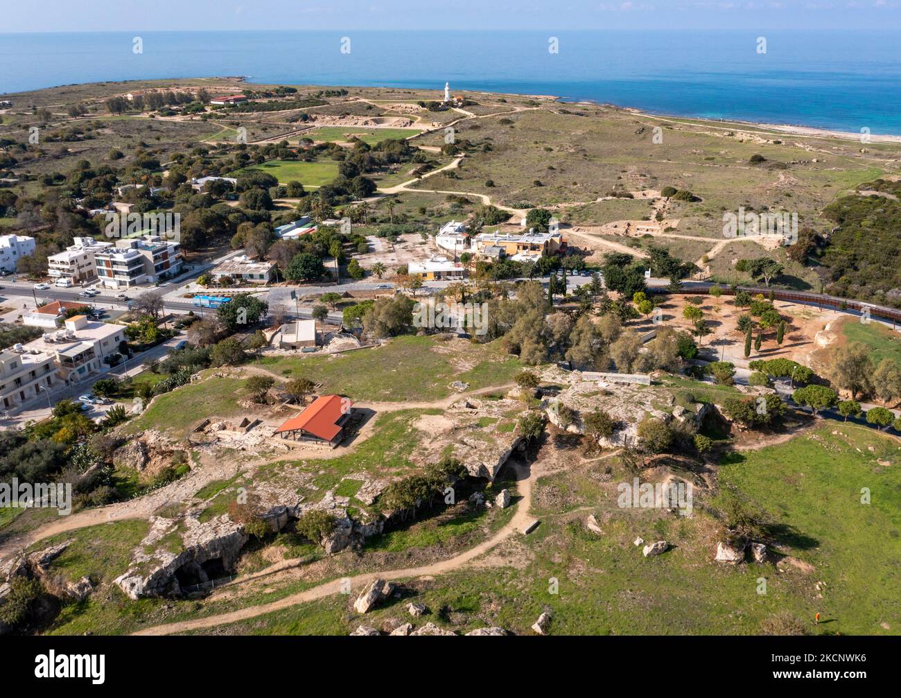 Veduta aerea di Neo Pafos, del Parco Archeologico e del Faro di Pafos. Pafos, Cipro Foto Stock