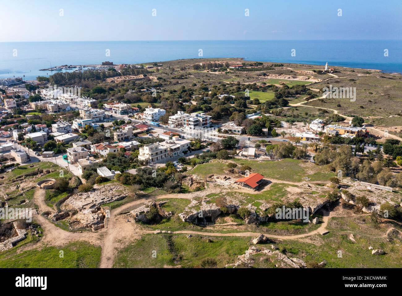 Veduta aerea di Neo Pafos, del Parco Archeologico e del Faro di Pafos. Pafos, Cipro Foto Stock