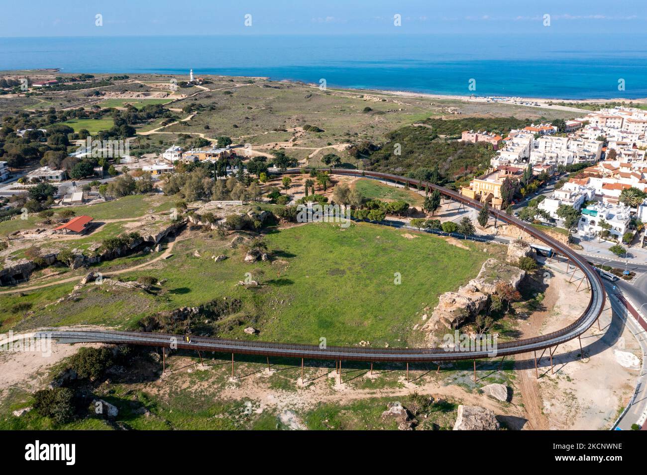 Veduta aerea di una nuova passerella sopraelevata che collega il Parco Archeologico di Paphos con la collina di Fabrica, Paphos, Cipro Foto Stock