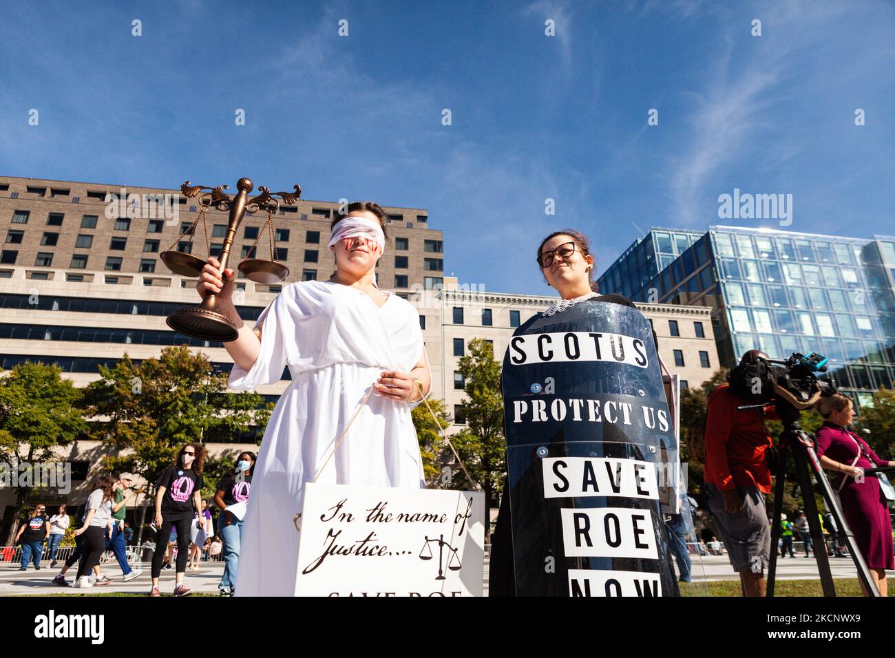 Le suore Lauren Biggs (a sinistra) e Katherine Johnson partecipano al Women's March Rally for Abortion Justice di Washington, DC vestito da Lady Justice ferita e sanguinante e Ruth Bader Ginsburg. I manifestanti chiedono al governo degli Stati Uniti di proteggere i diritti riproduttivi delle donne e l'accesso all'aborto in tutto il paese. In particolare, chiedono al Congresso di approvare la Legge sulla protezione della salute delle donne (WHPA) e CIASCUNA Legge, che garantiscono l'accesso all'aborto e richiedono che sia coperta da un'assicurazione. Più di 600 proteste satellitari si stanno verificando a livello nazionale il 2 ottobre. Gli eventi sono in parte in risposta a un restrittivo A. Foto Stock
