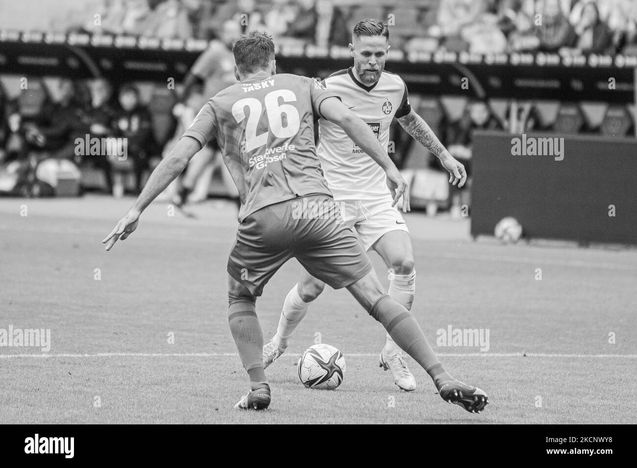 Niklas Tasky (a sinistra) di TSV Havelse è sfidato da Mike Wunderlich (a destra) del 1.FC Kaiserslautern durante gli anni '3. Liga match tra TSV Havelse e 1.FC Kaiserslautern all'HDI-Arena il 02 ottobre 2021 ad Hannover, Germania. (Foto di Peter Niedung/NurPhoto) Foto Stock