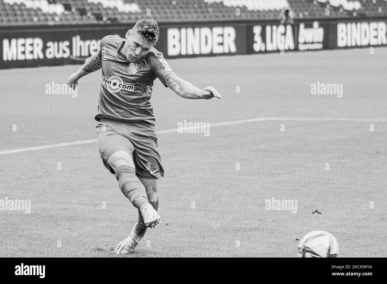 Florian Riedel di TSV Havelse controlla la palla durante gli anni '3. Liga match tra TSV Havelse e 1.FC Kaiserslautern all'HDI-Arena il 02 ottobre 2021 ad Hannover, Germania. (Foto di Peter Niedung/NurPhoto) Foto Stock