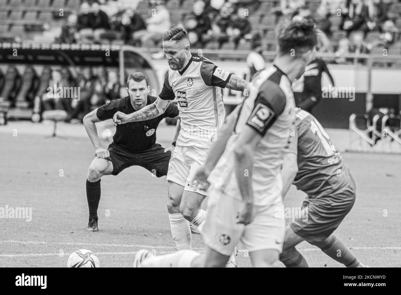 L'arbitro FLORIAN LECHNER (a sinistra) guarda avanti durante gli anni '3. Liga match tra TSV Havelse e 1.FC Kaiserslautern all'HDI-Arena il 02 ottobre 2021 ad Hannover, Germania. (Foto di Peter Niedung/NurPhoto) Foto Stock