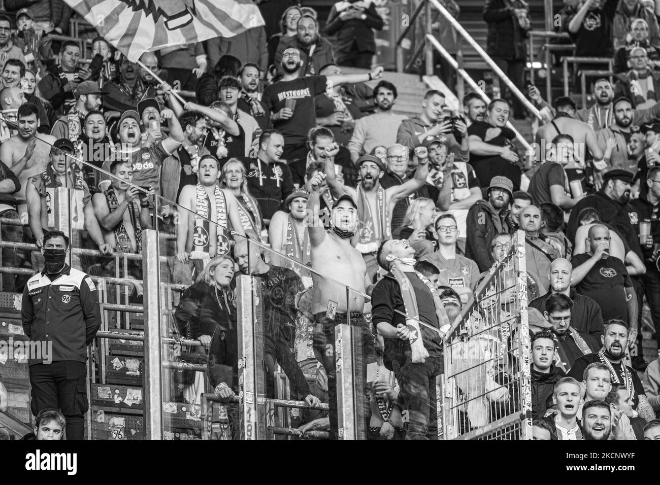 Sostenitori di 1.FC Kaiserslautern durante il 3. Liga match tra TSV Havelse e 1.FC Kaiserslautern all'HDI-Arena il 02 ottobre 2021 ad Hannover, Germania. (Foto di Peter Niedung/NurPhoto) Foto Stock