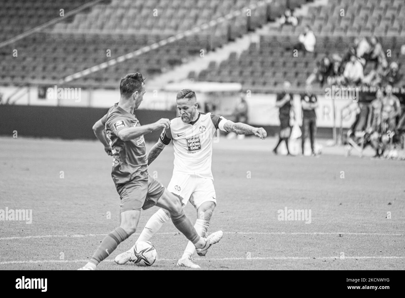 Mike Wunderlich (a destra) di 1.FC Kaiserslautern controlla la palla durante gli anni '3. Liga match tra TSV Havelse e 1.FC Kaiserslautern all'HDI-Arena il 02 ottobre 2021 ad Hannover, Germania. (Foto di Peter Niedung/NurPhoto) Foto Stock