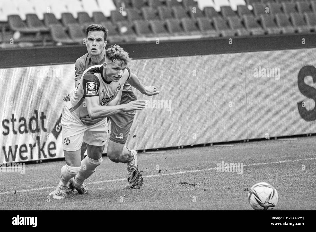 Philipp Hercher (a sinistra) del 1.FC Kaiserslautern e Yannik Jaeschke (a destra) del TSV Havelse combattono per la palla durante gli anni '3. Liga match tra TSV Havelse e 1.FC Kaiserslautern all'HDI-Arena il 02 ottobre 2021 ad Hannover, Germania. (Foto di Peter Niedung/NurPhoto) Foto Stock