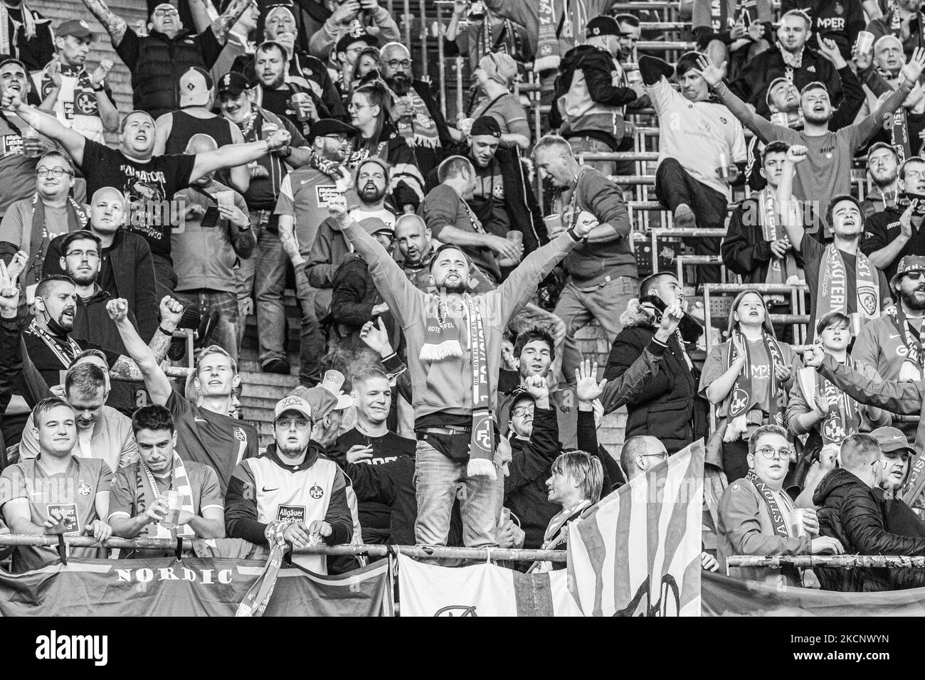 I sostenitori della 1.FC Kaiserslautern celebrano la loro vittoria negli anni '3. Liga match tra TSV Havelse e 1.FC Kaiserslautern all'HDI-Arena il 02 ottobre 2021 ad Hannover, Germania. (Foto di Peter Niedung/NurPhoto) Foto Stock