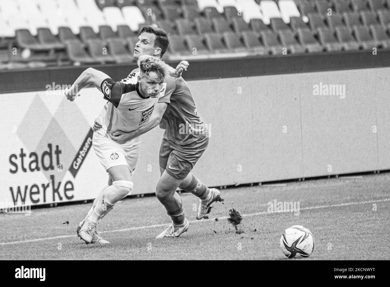 Philipp Hercher (a sinistra) del 1.FC Kaiserslautern e Yannik Jaeschke (a destra) del TSV Havelse combattono per la palla durante gli anni '3. Liga match tra TSV Havelse e 1.FC Kaiserslautern all'HDI-Arena il 02 ottobre 2021 ad Hannover, Germania. (Foto di Peter Niedung/NurPhoto) Foto Stock