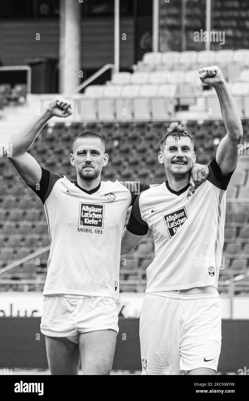 René Klingenburg (a sinistra) e Kevin Kraus (a destra) del 1.FC Kaiserslautern festeggiano dopo la vittoria di squadra negli anni '3. Liga match tra TSV Havelse e 1.FC Kaiserslautern all'HDI-Arena il 02 ottobre 2021 ad Hannover, Germania. (Foto di Peter Niedung/NurPhoto) Foto Stock