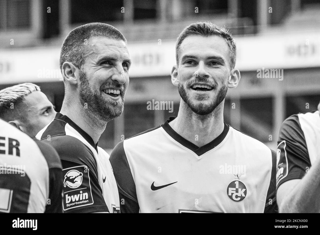 Alexander Winkler (a sinistra) del 1.FC Kaiserslautern celebrare dopo la loro vittoria di lato nel 3. Liga match tra TSV Havelse e 1.FC Kaiserslautern all'HDI-Arena il 02 ottobre 2021 ad Hannover, Germania. (Foto di Peter Niedung/NurPhoto) Foto Stock