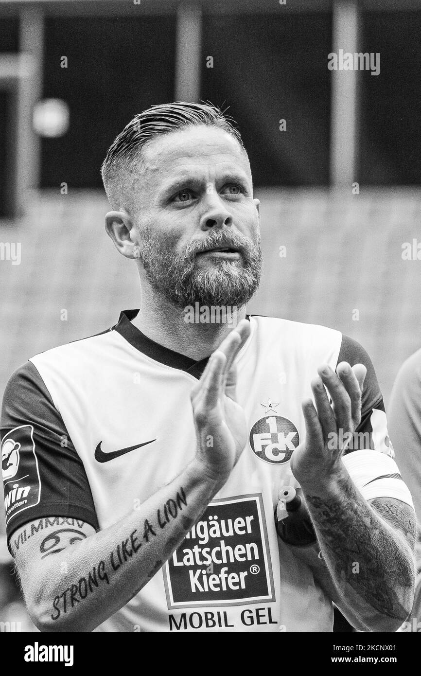 Mike Wunderlich del 1.FC Kaiserslautern celebrare dopo la loro vittoria di squadra nel 3. Liga match tra TSV Havelse e 1.FC Kaiserslautern all'HDI-Arena il 02 ottobre 2021 ad Hannover, Germania. (Foto di Peter Niedung/NurPhoto) Foto Stock