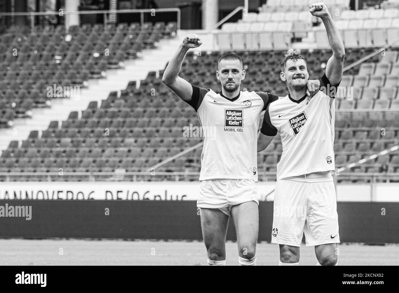 René Klingenburg (a sinistra) e Kevin Kraus (a destra) del 1.FC Kaiserslautern festeggiano dopo la vittoria di squadra negli anni '3. Liga match tra TSV Havelse e 1.FC Kaiserslautern all'HDI-Arena il 02 ottobre 2021 ad Hannover, Germania. (Foto di Peter Niedung/NurPhoto) Foto Stock