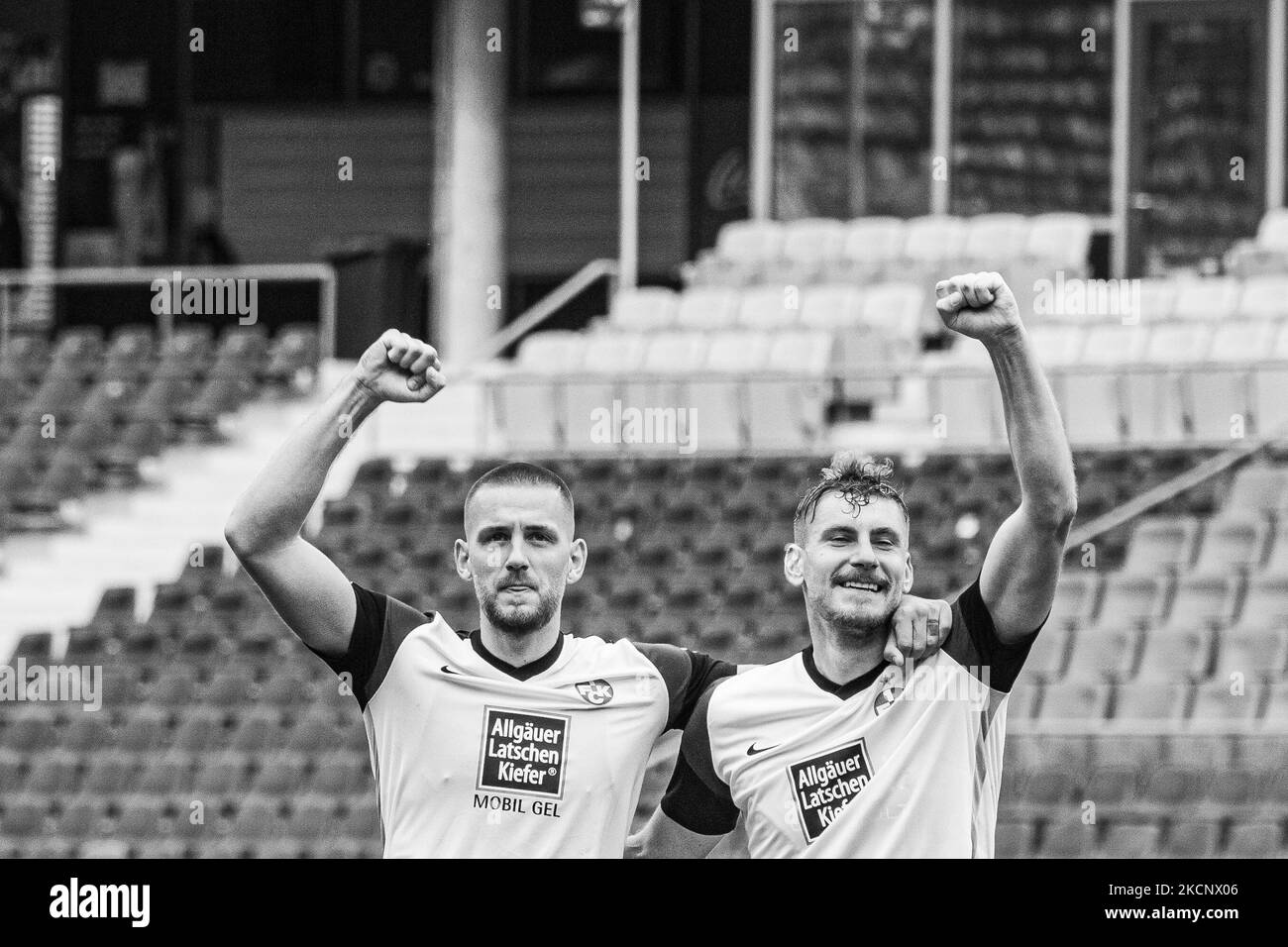 René Klingenburg (a sinistra) e Kevin Kraus (a destra) del 1.FC Kaiserslautern festeggiano dopo la vittoria di squadra negli anni '3. Liga match tra TSV Havelse e 1.FC Kaiserslautern all'HDI-Arena il 02 ottobre 2021 ad Hannover, Germania. (Foto di Peter Niedung/NurPhoto) Foto Stock