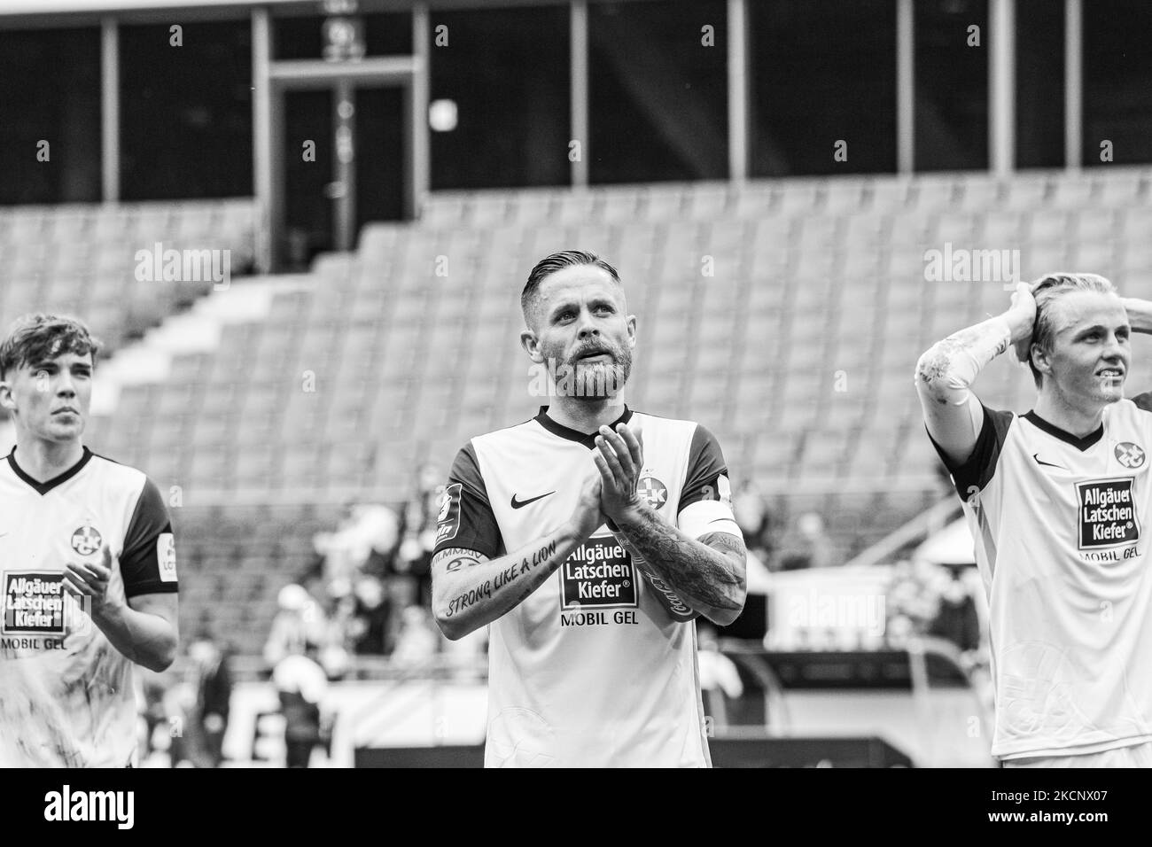 Mike Wunderlich del 1.FC Kaiserslautern celebrare dopo la loro vittoria di squadra nel 3. Liga match tra TSV Havelse e 1.FC Kaiserslautern all'HDI-Arena il 02 ottobre 2021 ad Hannover, Germania. (Foto di Peter Niedung/NurPhoto) Foto Stock