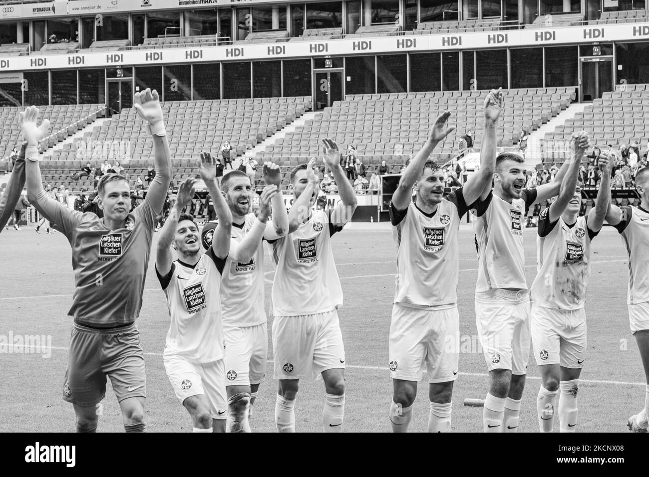 I giocatori di 1.FC Kaiserslautern festeggiano dopo la vittoria dei loro schieramenti negli anni '3. Liga match tra TSV Havelse e 1.FC Kaiserslautern all'HDI-Arena il 02 ottobre 2021 ad Hannover, Germania. (Foto di Peter Niedung/NurPhoto) Foto Stock