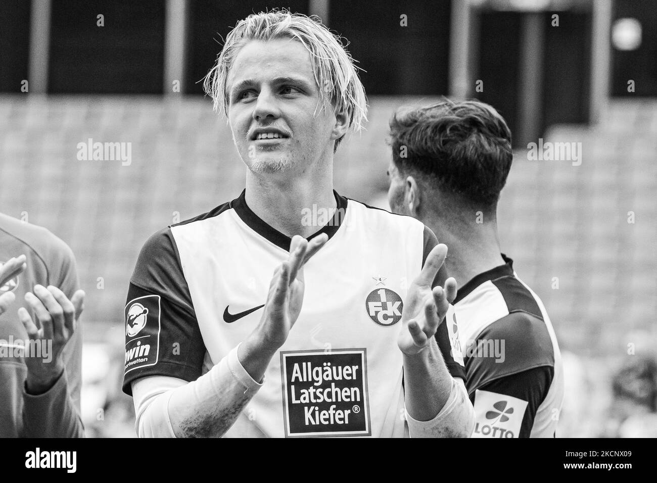 Felix Götze di 1.FC Kaiserslautern celebrare dopo la loro vittoria di lato nel 3. Liga match tra TSV Havelse e 1.FC Kaiserslautern all'HDI-Arena il 02 ottobre 2021 ad Hannover, Germania. (Foto di Peter Niedung/NurPhoto) Foto Stock