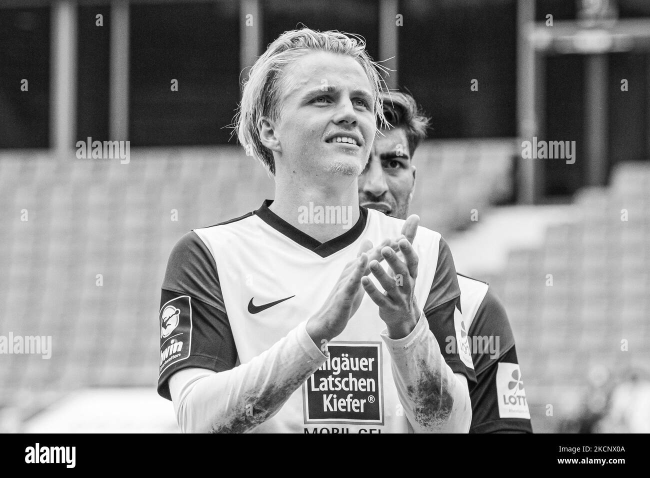 Felix Götze di 1.FC Kaiserslautern celebrare dopo la loro vittoria di lato nel 3. Liga match tra TSV Havelse e 1.FC Kaiserslautern all'HDI-Arena il 02 ottobre 2021 ad Hannover, Germania. (Foto di Peter Niedung/NurPhoto) Foto Stock
