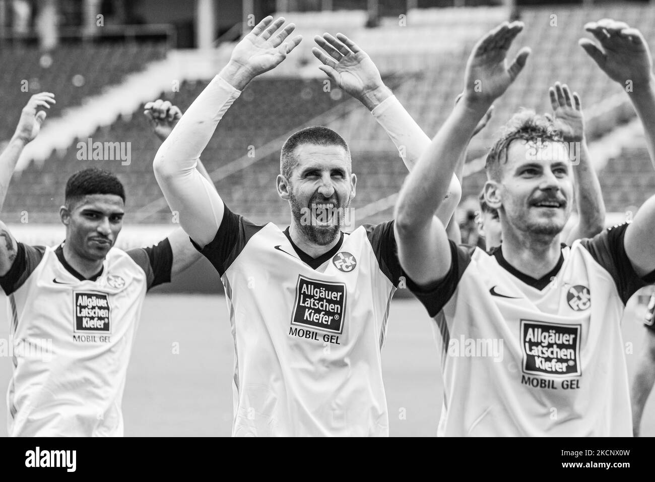 Alexander Winkler (secondo da destra) di 1.FC Kaiserslautern celebrare dopo la loro vittoria di lato nel 3. Liga match tra TSV Havelse e 1.FC Kaiserslautern all'HDI-Arena il 02 ottobre 2021 ad Hannover, Germania. (Foto di Peter Niedung/NurPhoto) Foto Stock