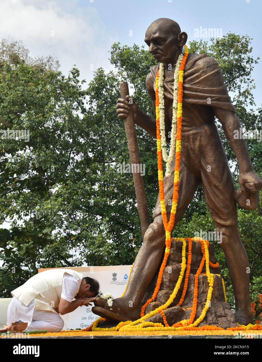 Himanta Biswa Sarma, primo ministro dello stato nordorientale di Assam rende omaggio al Mahatma Gandhi in occasione del 'Gandhi Jayanti', a Gandhi Mandap a Guwahati, in India, sabato 2 ottobre 2021. (Foto di Anuwar Hazarika/NurPhoto) Foto Stock