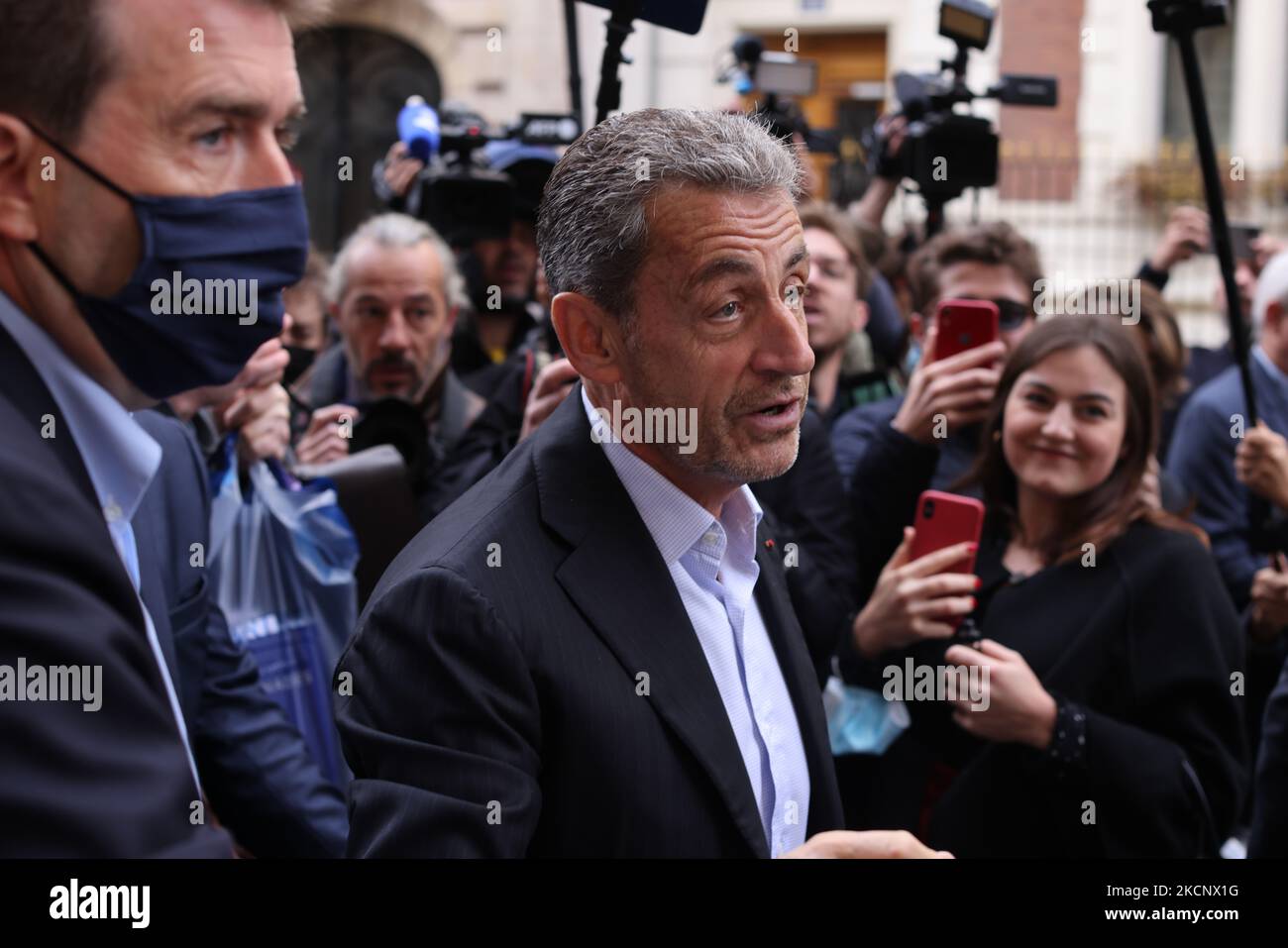 L'ex presidente francese Nicolas Sarkozy saluta i suoi sostenitori, in vista di una sessione di firma per il suo nuovo libro 'Promenades' (Walks), a Parigi il 2 ottobre 2021. Un tribunale francese il 30 settembre 2021 ha inflitto a Nicolas Sarkozy una pena detentiva di un anno per il finanziamento illegale della sua candidatura per la rielezione del 2012, infliggendogli un nuovo colpo alla destra sette mesi dopo aver ricevuto un mandato di prigione per corruzione. (Foto di Mehdi Taamallah/NurPhoto) Foto Stock