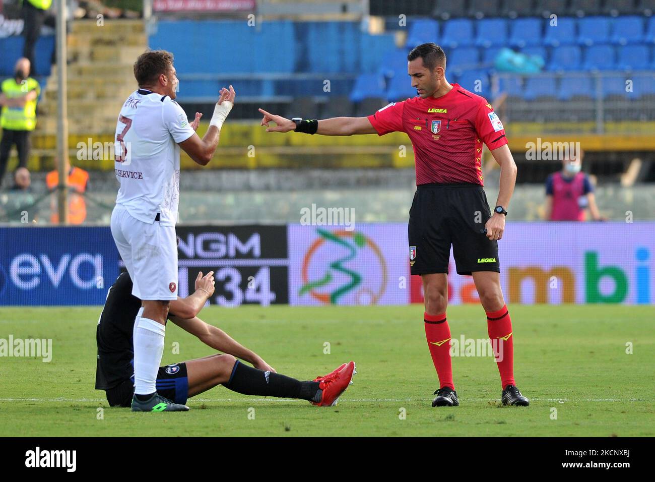 L'arbitro della partita Andrea Colombo e Thiago Rangel Cionek (Reggina) in occasione del Campionato Italiano di Calcio BKT AC Pisa vs Reggina 1914 il 02 ottobre 2021 all'Arena Garibaldi di Pisa (Foto di Gabriele Masotti/LiveMedia/NurPhoto) Foto Stock
