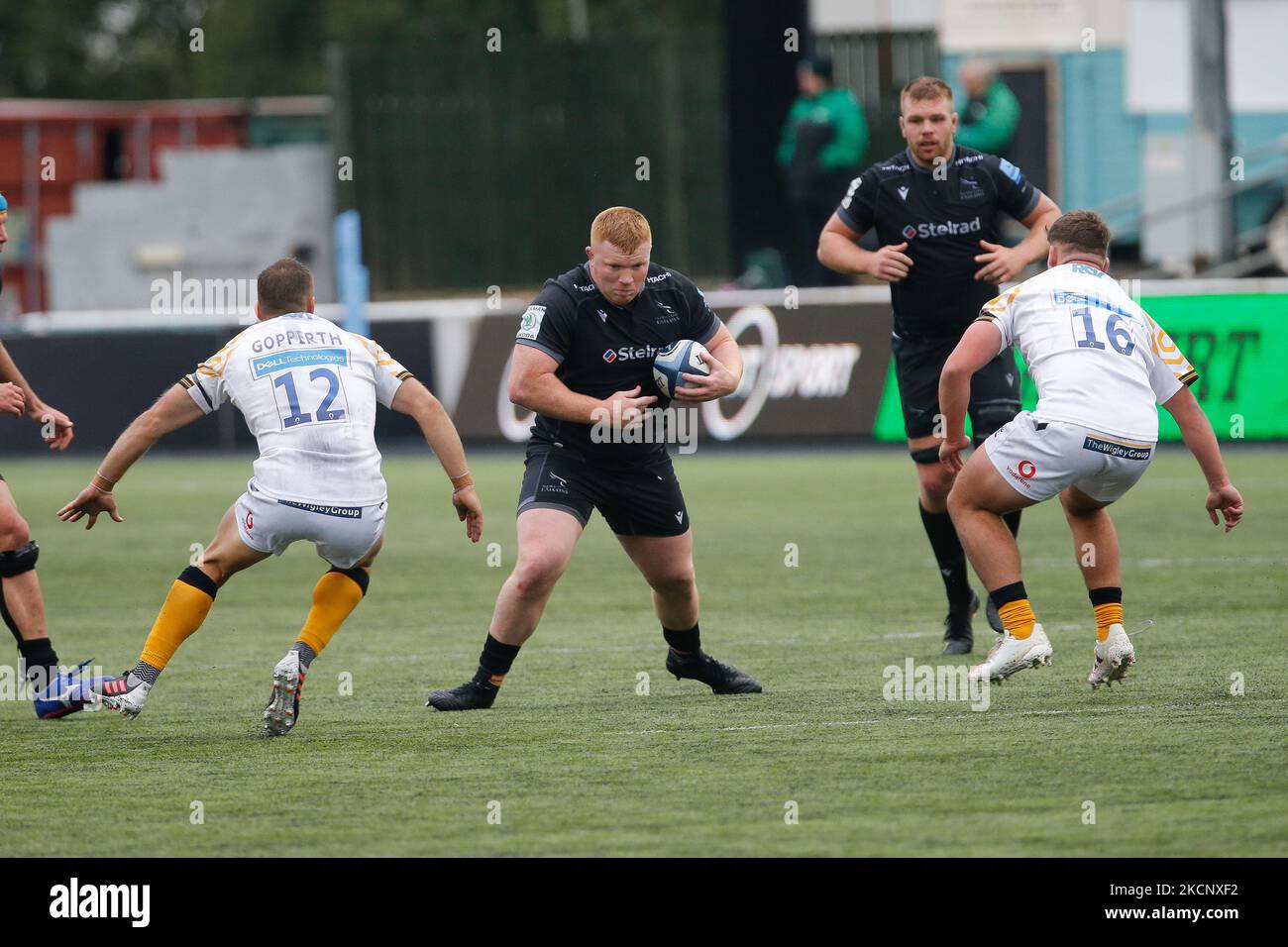 Il Trevor Davison di Newcastle Falcons corre a Jimmy Gopperth of Wasps e Dan Frost of Wasps durante la partita della Gallagher Premiership tra Newcastle Falcons e London Wasps a Kingston Park, Newcastle, sabato 2nd ottobre 2021. (Foto di Chris Lisham/MI News/NurPhoto) Foto Stock