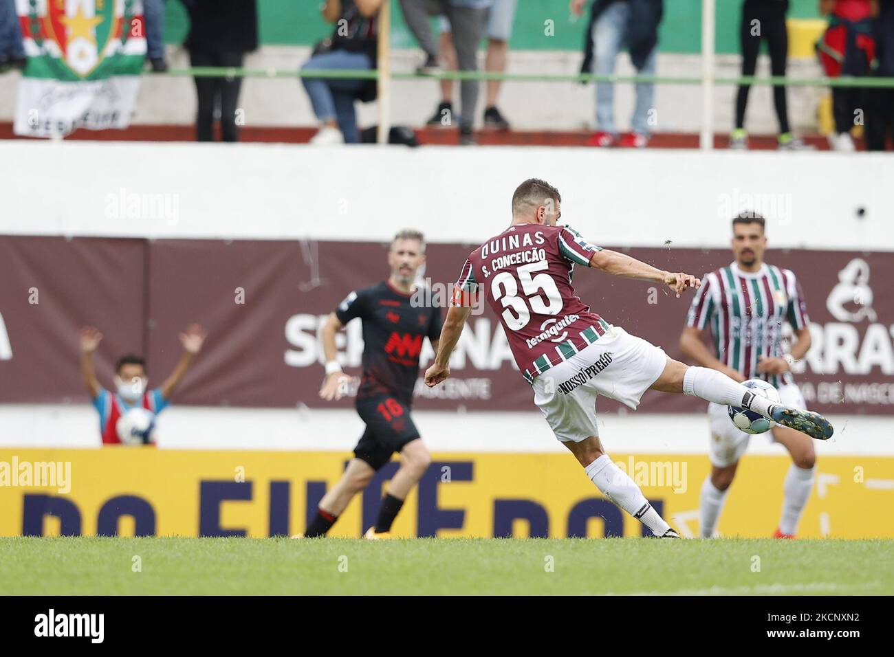 Sergio Conceição spara in gol durante la partita per Liga SABSEG tra Estrema Amadora e Leixões SC, a Estádio José Gomes, Amadora, Portogallo, 02 ottobre, 2021 (Foto di João Rico/NurPhoto) Foto Stock