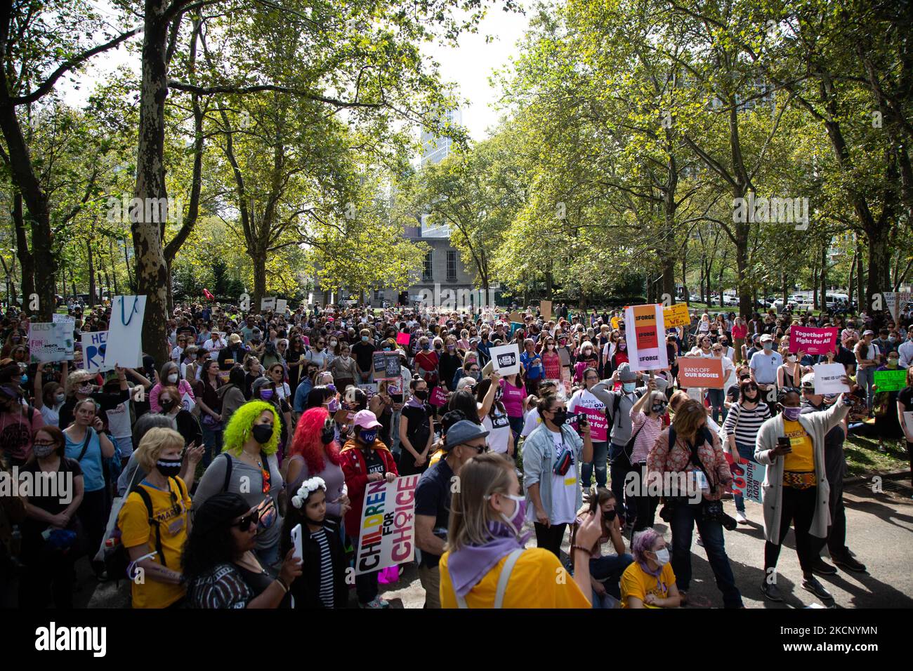 Migliaia di manifestanti si sono riuniti a Cadman Plaza a Brooklyn e hanno marciato attraverso il ponte di Brooklyn fino a Foley Square il 2 ottobre 2021 per opporsi al divieto di aborto del Texas e dimostrare il loro sostegno ai diritti delle donne. Dopo un raduno con i relatori, i manifestanti marciarono fino al Washington Square Park. (Foto di Karla Ann Cote/NurPhoto) Foto Stock