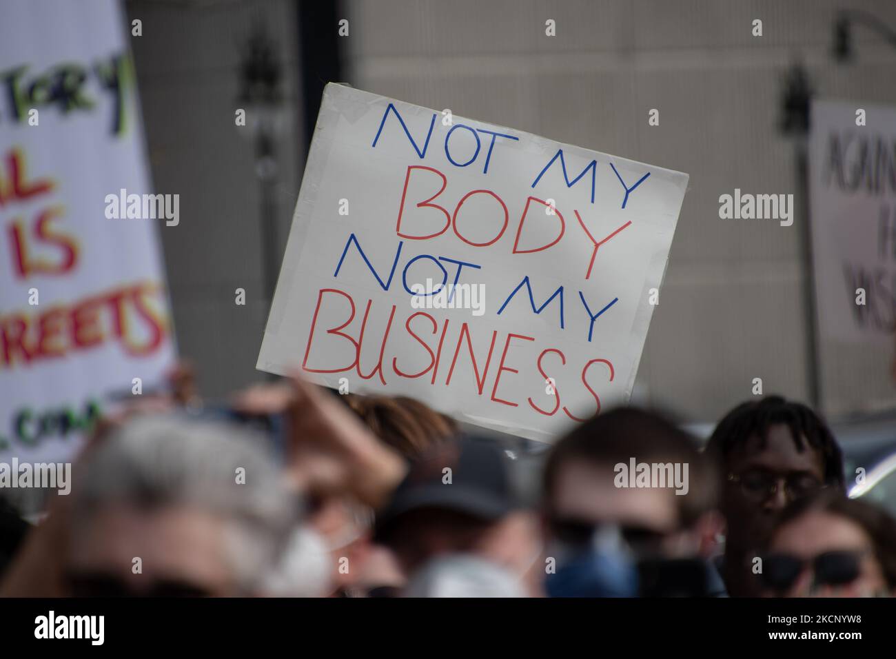 Gli attivisti di tutta Metro Detroit si sono incontrati al 36th° tribunale distrettuale di Detroit, Michigan, il 2 ottobre 2021 per un raduno e una marcia, unandosi a centinaia di proteste in tutta la nazione che chiedono la protezione nazionale dei diritti riproduttivi dopo che il Texas ha approvato un divieto quasi totale di aborto all'inizio di settembre. (Foto di Adam J. Dewey/NurPhoto) Foto Stock