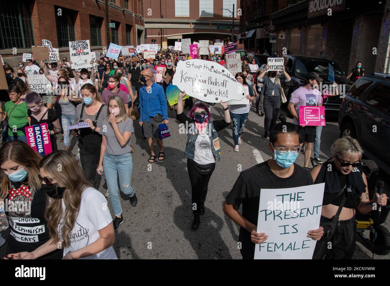 Gli attivisti di tutta Metro Detroit si sono incontrati al 36th° tribunale distrettuale di Detroit, Michigan, il 2 ottobre 2021 per un raduno e una marcia, unandosi a centinaia di proteste in tutta la nazione che chiedono la protezione nazionale dei diritti riproduttivi dopo che il Texas ha approvato un divieto quasi totale di aborto all'inizio di settembre. (Foto di Adam J. Dewey/NurPhoto) Foto Stock