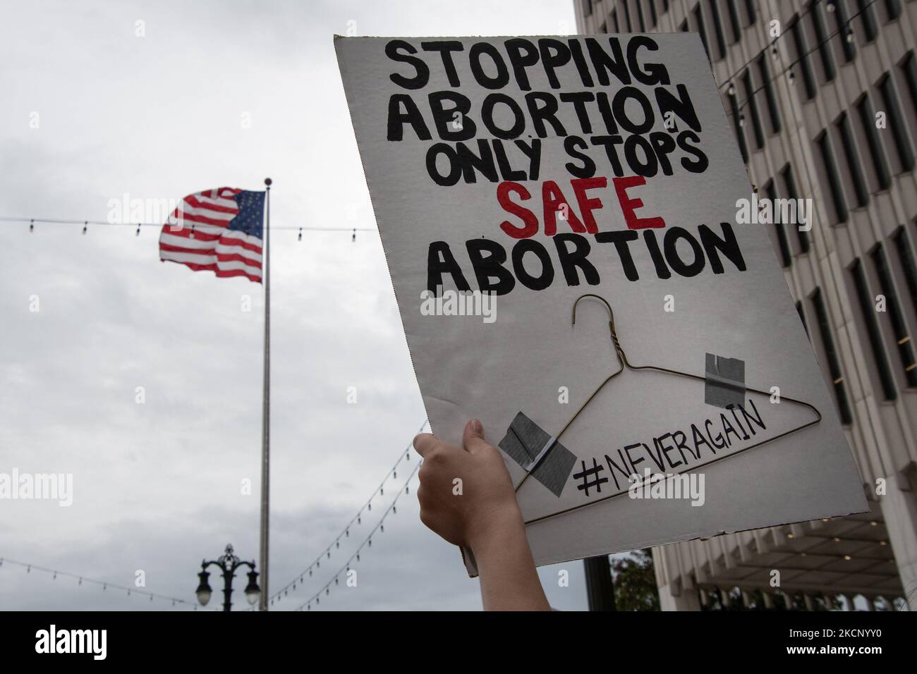 Gli attivisti di tutta Metro Detroit si sono incontrati al 36th° tribunale distrettuale di Detroit, Michigan, il 2 ottobre 2021 per un raduno e una marcia, unandosi a centinaia di proteste in tutta la nazione che chiedono la protezione nazionale dei diritti riproduttivi dopo che il Texas ha approvato un divieto quasi totale di aborto all'inizio di settembre. (Foto di Adam J. Dewey/NurPhoto) Foto Stock