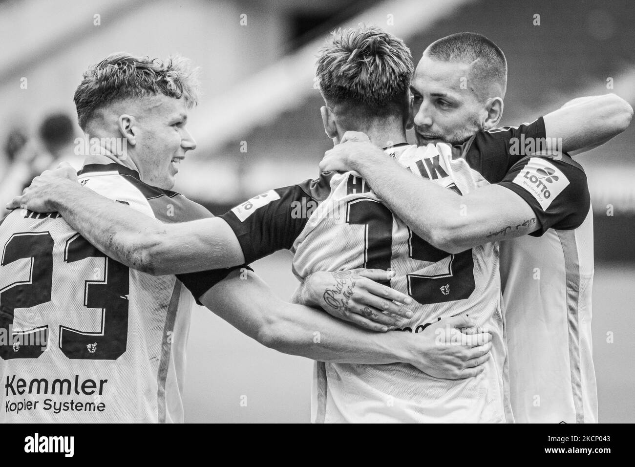 (Da sinistra a destra) Philipp Hercher, Daniel Hanslik e René Klingenburg del 1.FC Kaiserslautern festeggia dopo il quinto gol della sua squadra durante gli anni '3. Liga match tra TSV Havelse e 1.FC Kaiserslautern all'HDI-Arena il 02 ottobre 2021 ad Hannover, Germania. (Foto di Peter Niedung/NurPhoto) Foto Stock