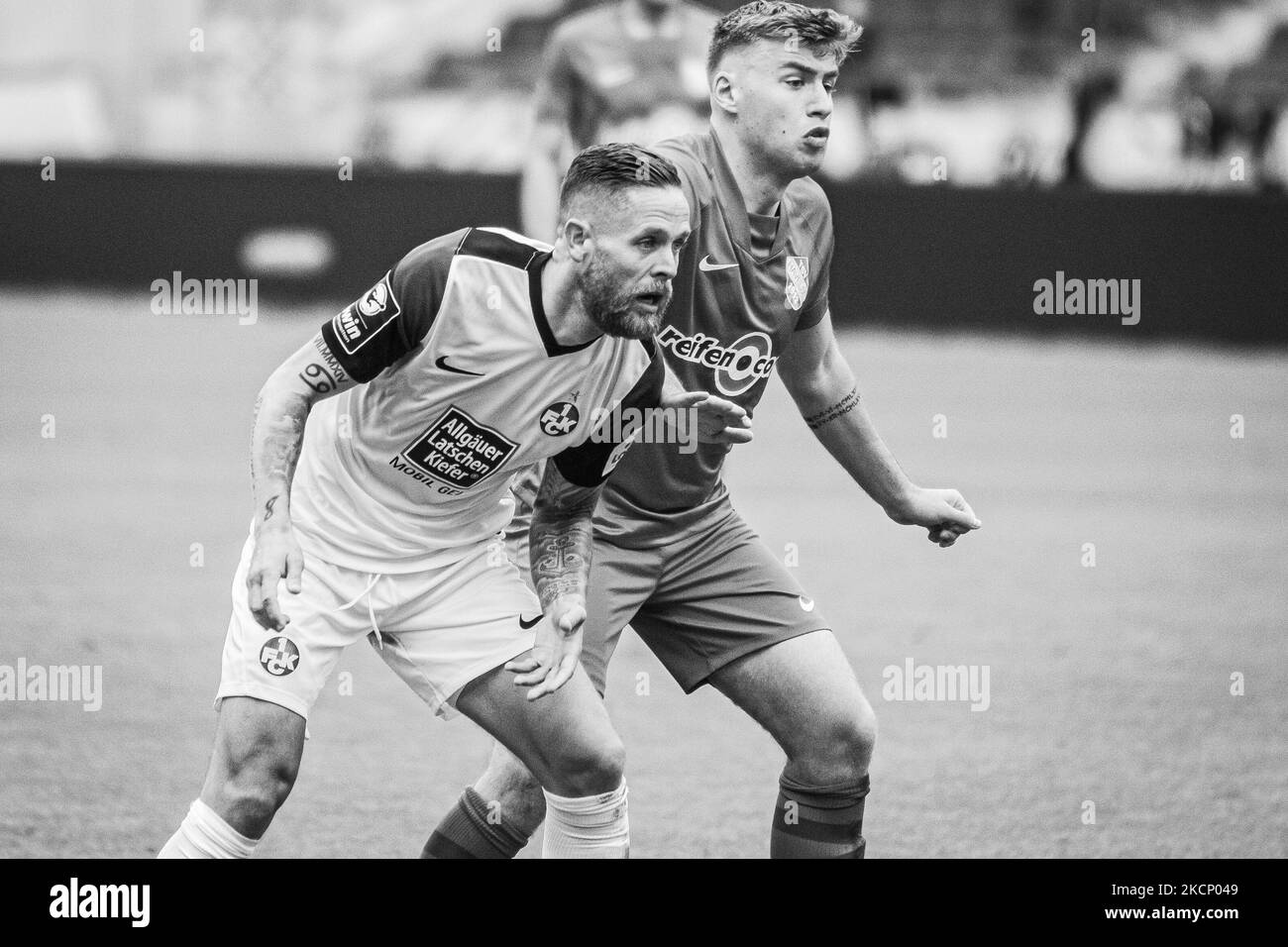 Mike Wunderlich (a sinistra) di 1.FC Kaiserslautern e Oliver Daedlow (a destra) di TSV Havelse guarda durante gli anni '3. Liga match tra TSV Havelse e 1.FC Kaiserslautern all'HDI-Arena il 02 ottobre 2021 ad Hannover, Germania. (Foto di Peter Niedung/NurPhoto) Foto Stock