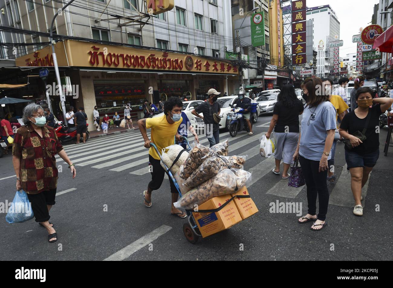 Le persone indossano maschere protettive per il viso al mercato di Bangkok, Thailandia, 03 ottobre 2021. La Thailandia ha riportato 10.828 nuovi casi di coronavirus nelle ultime 24 ore. (Foto di Anusak Laowilas/NurPhoto) Foto Stock