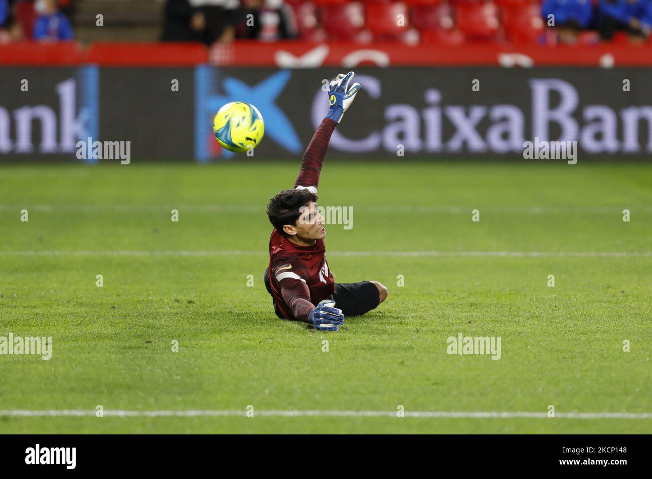 Yassine Bounou, noto anche come Bono, del Sevilla FC si scalda durante la partita la Liga tra Granada CF e Sevilla FC allo stadio Nuevo Los Carmenes il 3 ottobre 2021 a Granada, Spagna. (Foto di Ãlex CÃ¡mara/NurPhoto) Foto Stock