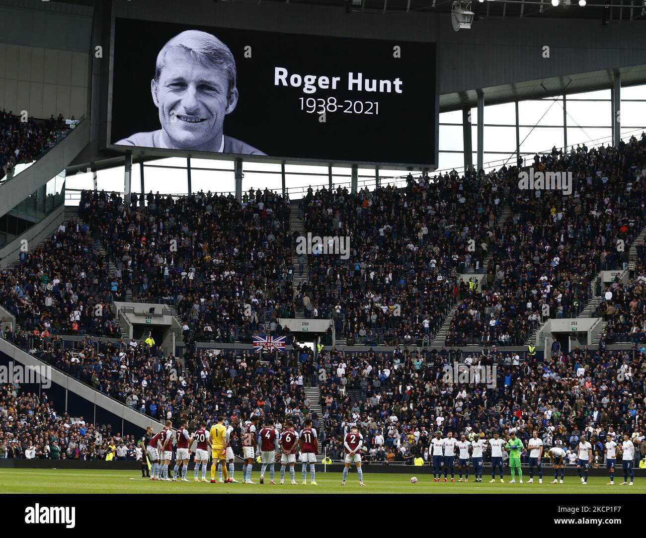 LONDRA, Inghilterra - 03 OTTOBRE: I tifosi rendono omaggio al compianto Roger Hunt durante la Premier League tra Tottenham Hotspur e Aston Villa allo stadio Tottenham Hotspur , Londra, Inghilterra il 03rd ottobre 2021 (Photo by Action Foto Sport/NurPhoto) Foto Stock