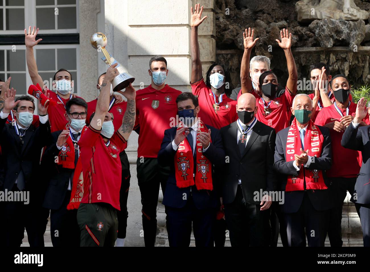 Il presidente portoghese Marcelo Rebelo de Sousa (prima fila 3rd R) applaude in quanto membri della Nazionale festeggia con il Trofeo Futsal durante una cerimonia di benvenuto per la Nazionale Futsal, al Palazzo Belem di Lisbona, in Portogallo, il 4 ottobre 2021. Il Portogallo ha vinto il trofeo FIFA Futsal World Cup 2021 dopo aver sconfitto l'Argentina (2-1) il 03 ottobre a Kaunas, Lituania. (Foto di Pedro FiÃºza/NurPhoto) Foto Stock