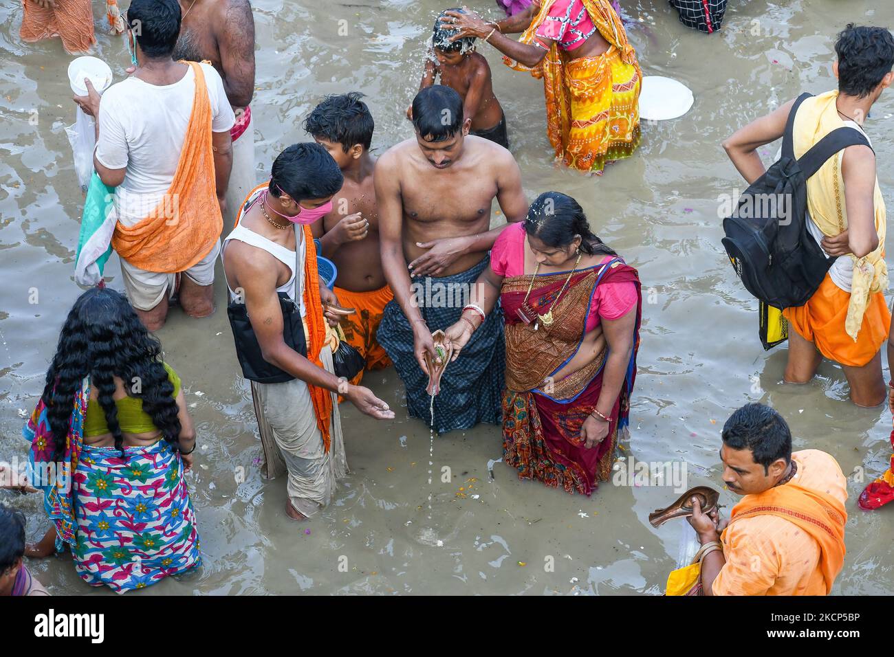 I devoti indù sono visti che offrono la preghiera in un lungofiume di Ganges , durante Mahalaya in Kolkata , India , il 6 ottobre 2021 . Mahalaya è una giornata indù di osservazione che segna la fine dello shradh o di Pitri Paksha , un periodo di 16 giorni al termine del quale i membri della famiglia indù rispettano i loro antenati . Mahalaya segna l'inizio del festival Durga puja . (Foto di Debarchan Chatterjee/NurPhoto) Foto Stock