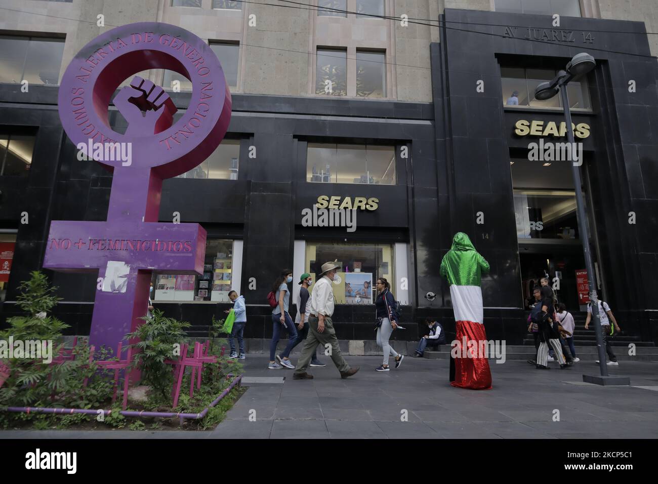Una persona porta una bandiera italiana sul lato dell'Antimonument di fronte al Palazzo delle Belle Arti di Città del Messico, durante l'emergenza COVID-19 e il semaforo epidemiologico giallo nella capitale. (Foto di Gerardo Vieyra/NurPhoto) Foto Stock