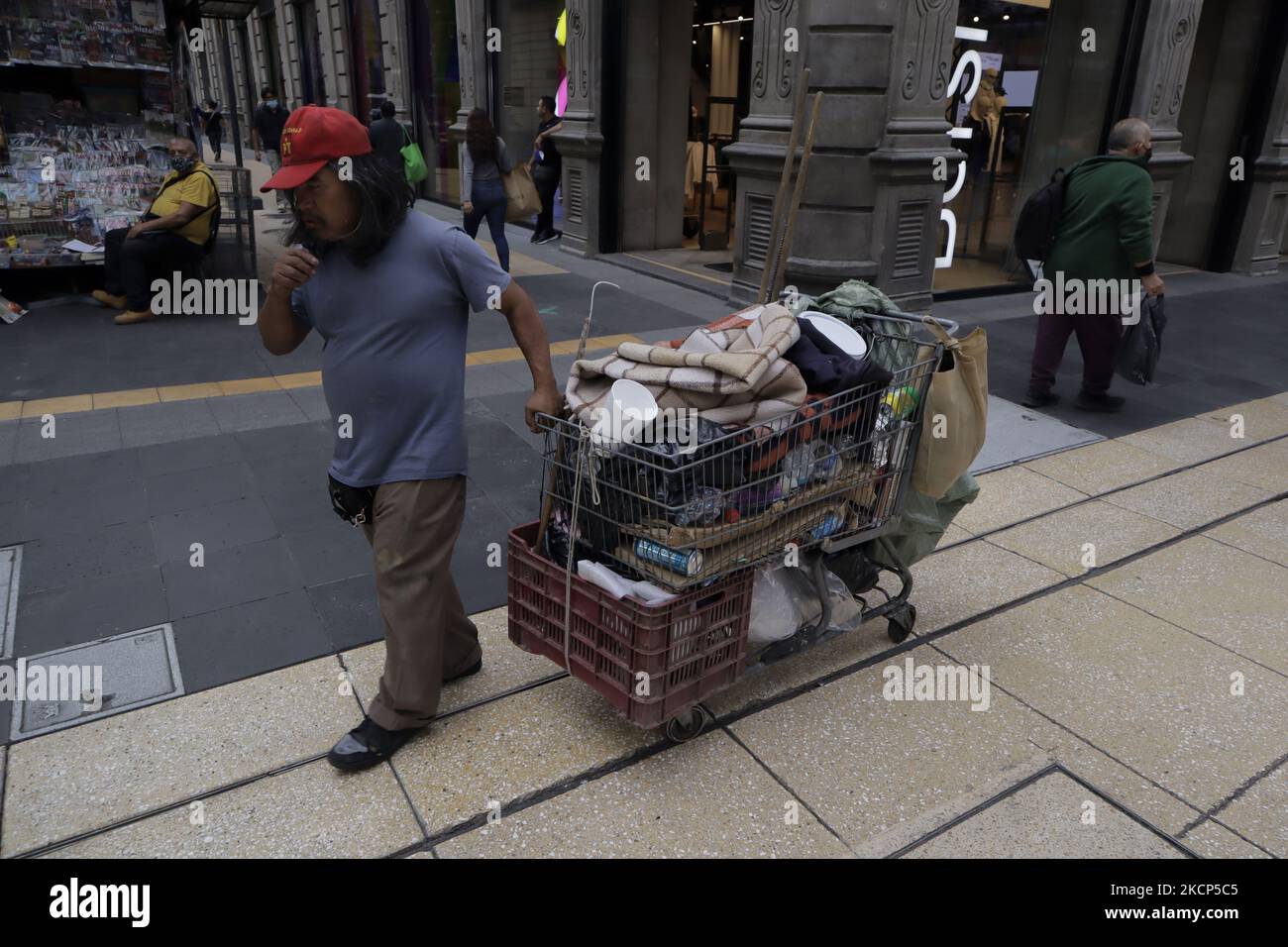 Una persona senza casa cammina su Madero Street a Città del Messico Zócalo durante l'emergenza COVID-19 e il semaforo epidemiologico giallo nella capitale. (Foto di Gerardo Vieyra/NurPhoto) Foto Stock