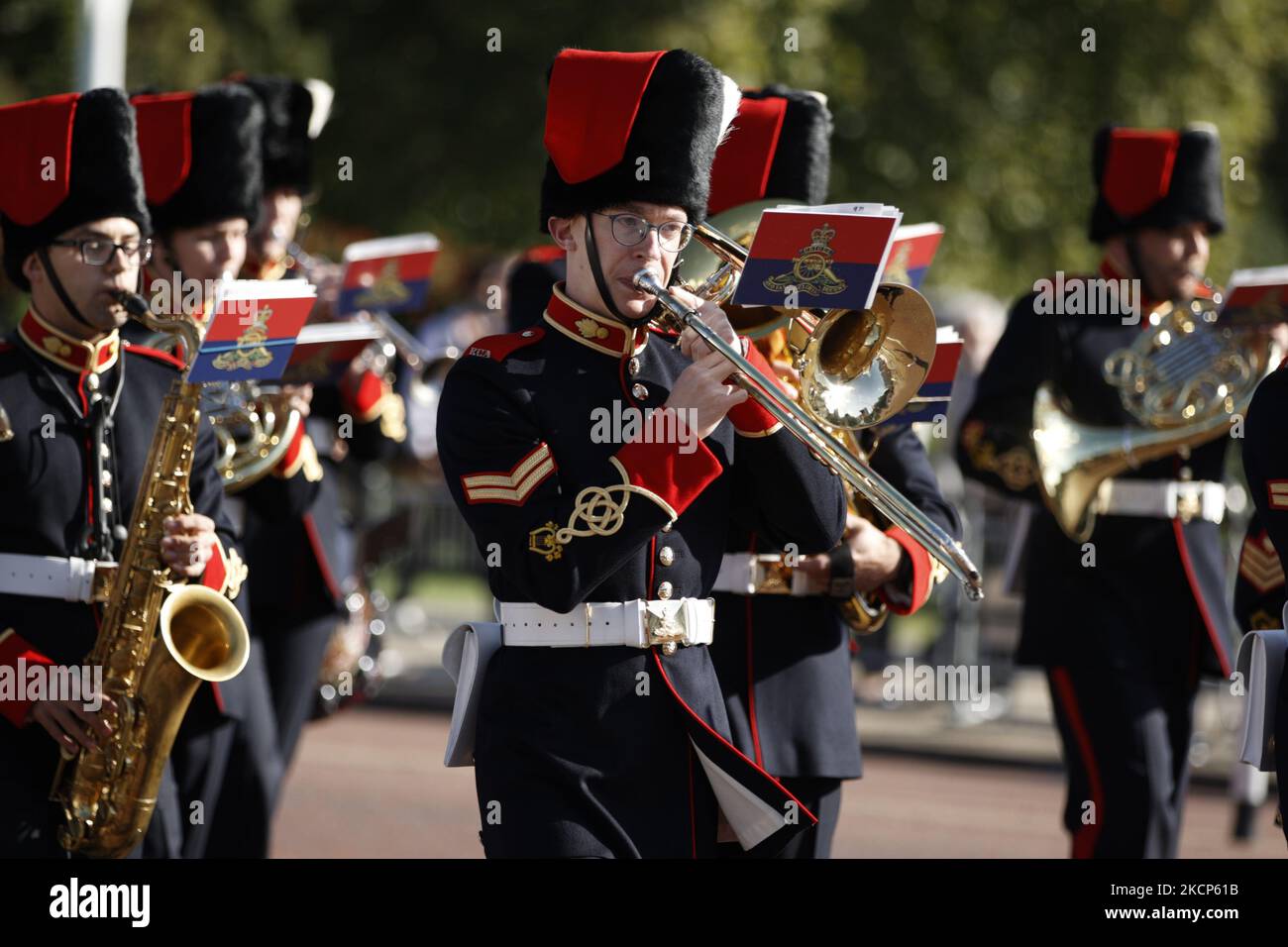 I membri della band del reggimento reale dell'artiglieria Canadese marciano lungo il Mall da St James's Palace a Buckingham Palace durante il loro primo cambio della guardia dal servizio a Londra, Inghilterra, il 6 ottobre 2021. Novanta membri del personale canadese stanno svolgendo i compiti della Guardia della Regina presso le quattro residenze della Famiglia reale di Londra (Buckingham Palace, St James's Palace, Windsor Castle e la Torre di Londra) dal 4 al 22 ottobre. Per le cerimonie di montaggio e di smontaggio, che si svolgono più volte nel corso del periodo, le truppe della Guardia della Regina sono accompagnate dalla Cana reale di 36 persone Foto Stock