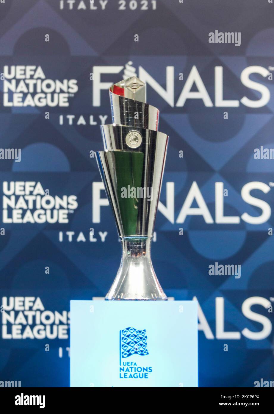 Il Trofeo UEFA Nations League si svolge durante l'evento UEFA Nations League Trophy Experience che si terrà a Milano il 6 ottobre 2021. (Foto di Jakub Porzycki/NurPhoto) Foto Stock