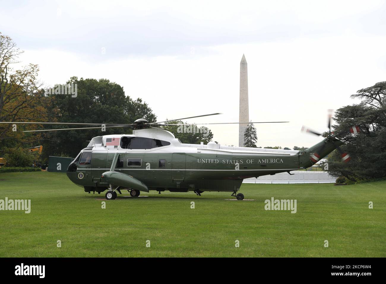 Marine One è atterrato oggi il 04 ottobre 2021 a South Lawn/White House a Washington DC, USA. (Foto di Lenin Nolly/NurPhoto) Foto Stock
