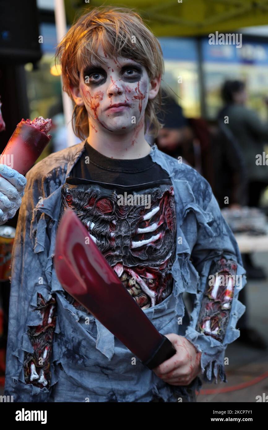 Ragazzo vestito come zombie durante Halloween a Toronto, Ontario, Canada.  (Foto di Creative Touch Imaging Ltd./NurPhoto Foto stock - Alamy