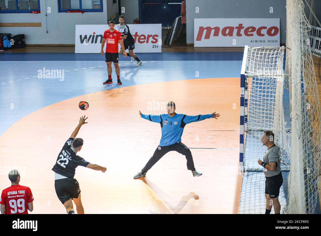 Highlights of the Greek Professional Handball Premier A1 AC PAOK v Bianco Monte Drama 37-19 at Mikra Sports Court in Thessaloniki, Greece on October 2, 2021 (Photo by Nicolas Economou/NurPhoto) Foto Stock