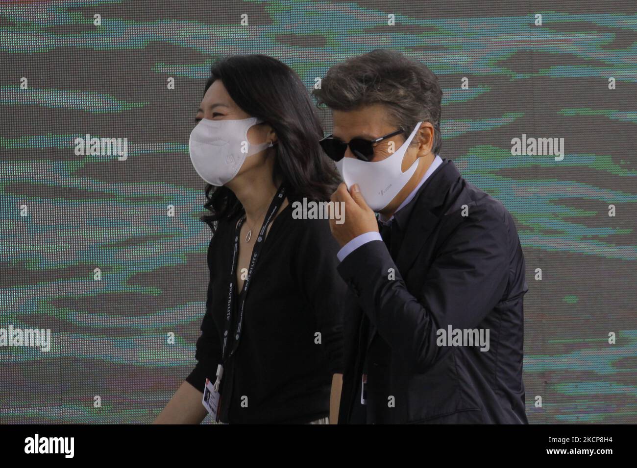 L'attrice Cho Yun Hee e l'attore Kwon Hae Hyo arriva in scena durante il Busan International Film Festival Open Talk del 26th di fronte a You're Face Open Talk a BIFF Square a Busan, Corea del Sud. (Foto di Seung-il Ryu/NurPhoto) Foto Stock