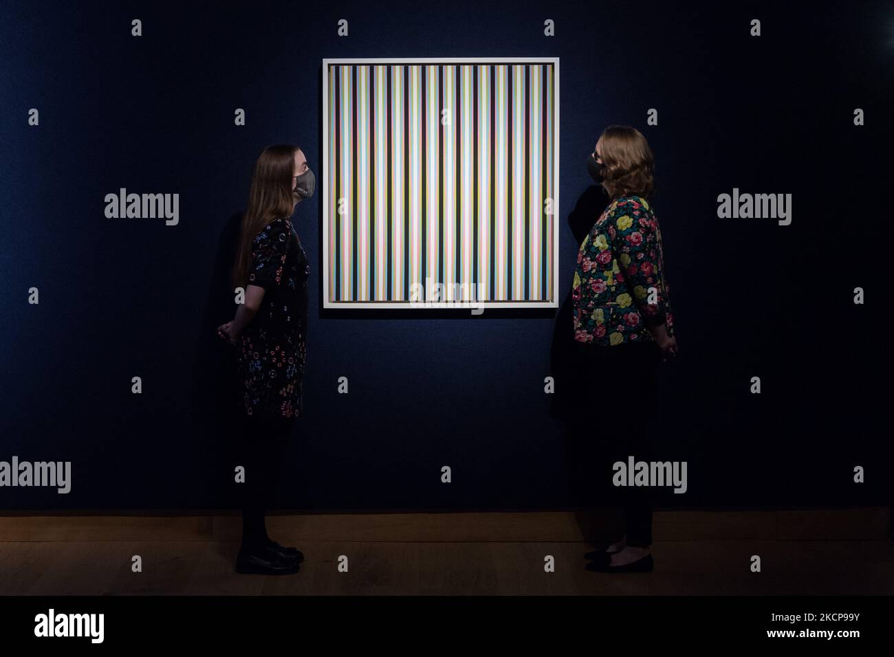 LONDRA, REGNO UNITO - 08 OTTOBRE 2021: I membri dello staff guardano un dipinto di Bridget Riley (n. 1931) 'Halcyon 2', 1972, stima: £ 1.500.000 - £ 2.000.000 nel corso di una rassegna stampa del 20th/21st secolo: Vendita serale alla casa d'aste Christie il 08 ottobre 2021 a Londra, Inghilterra. (Foto di Wiktor Szymanowicz/NurPhoto) Foto Stock