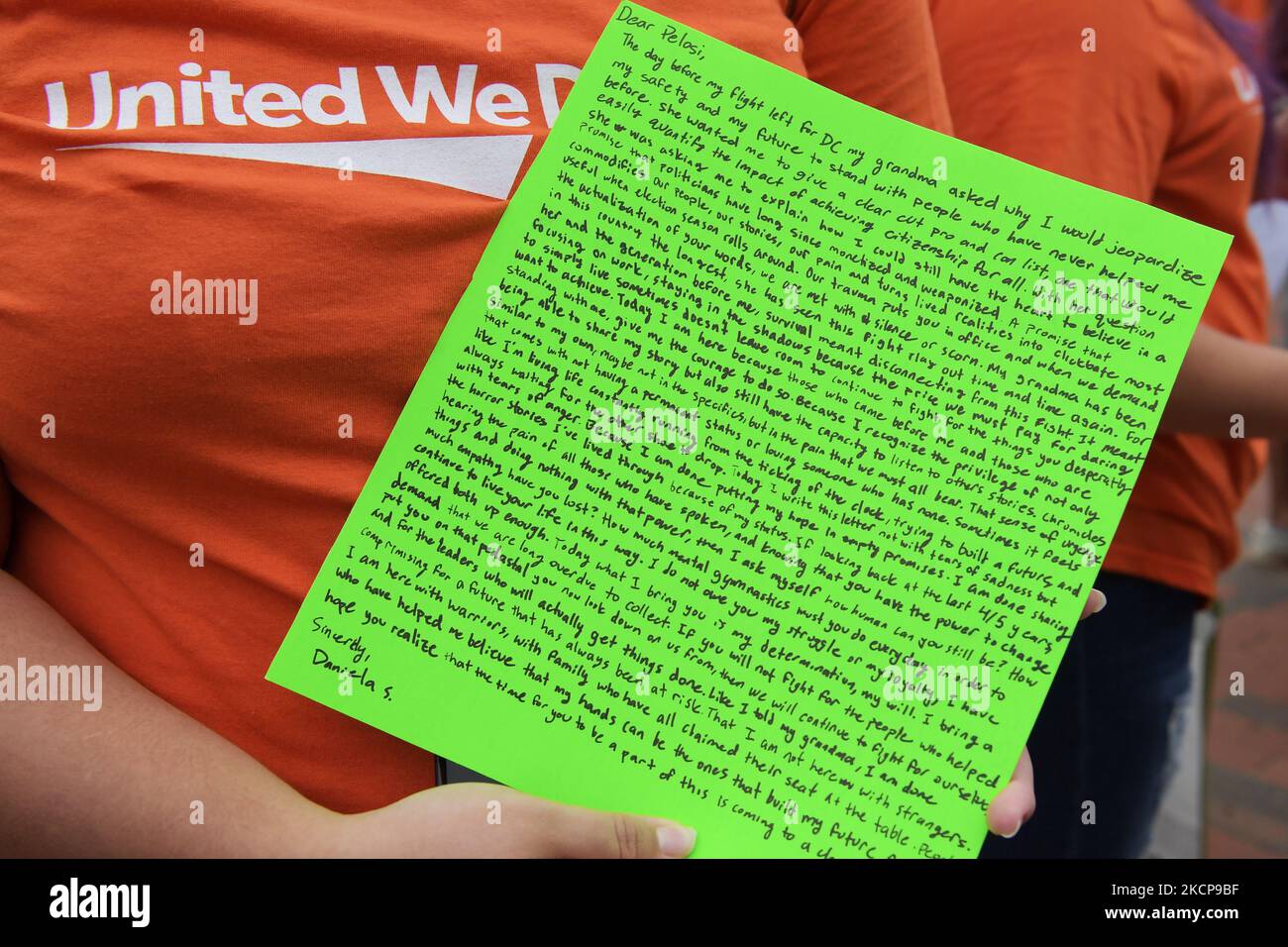 I manifestanti di United We Dreams inviano una lettera alla sig.ra Pelosi e al presidente americano Joe Biden e tengono un raduno che chiede la cittadinanza per tutti, oggi il 06 ottobre 2021 a Lafayette Park/Casa Bianca a Washington DC, USA. (Foto di Lenin Nolly/NurPhoto) Foto Stock